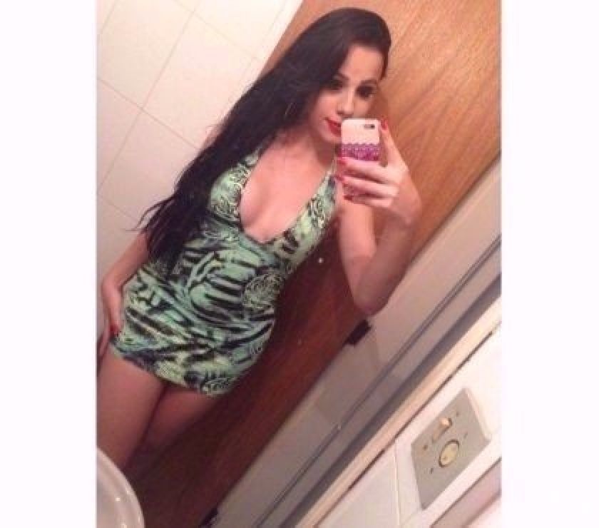 Splendide brune débarque avec sa copine