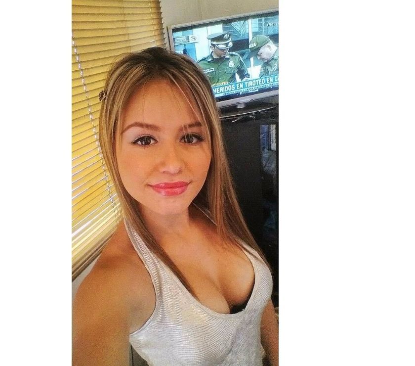Ravissante jeune femme enchantée de vous recevoir